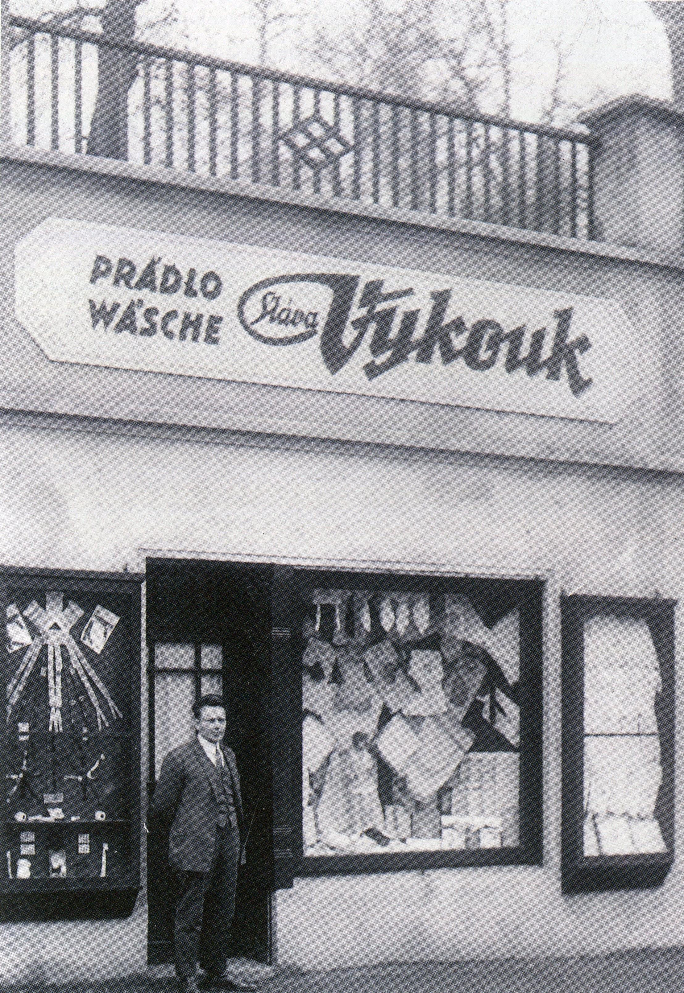 Vykouk u obchodu. in Teplice No3001.jpg